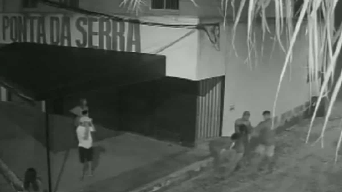[VIDEO] Abandonan a mujer afuera de un bar y sujeto abusa de ella