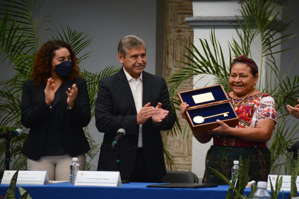 Entregan a Rigoberta Menchú la llave de Cuernavaca y la nombran huésped distinguida