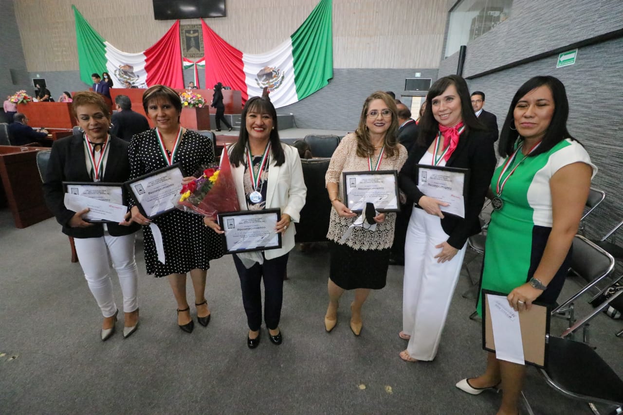 Entrega Congreso premio Estatal de Contadores Públicos 2021 y 2022