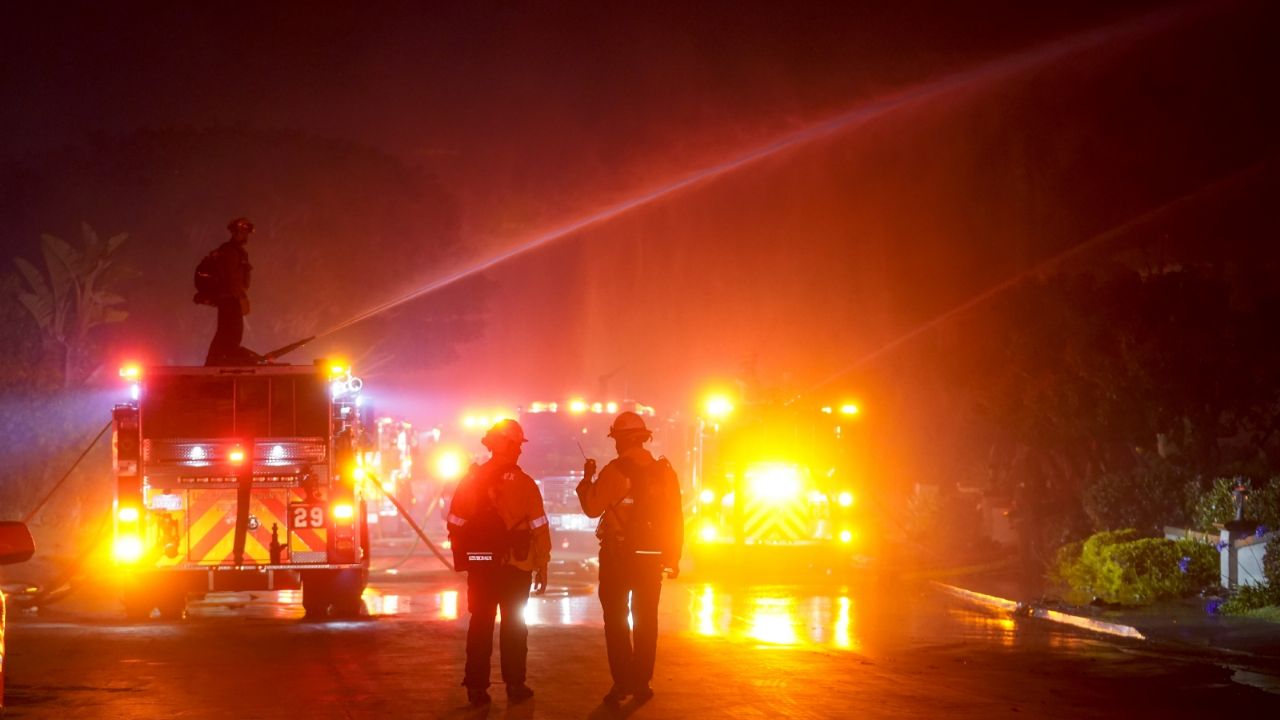 Impactantes imágenes del incendio que consumió lujosas casa en California