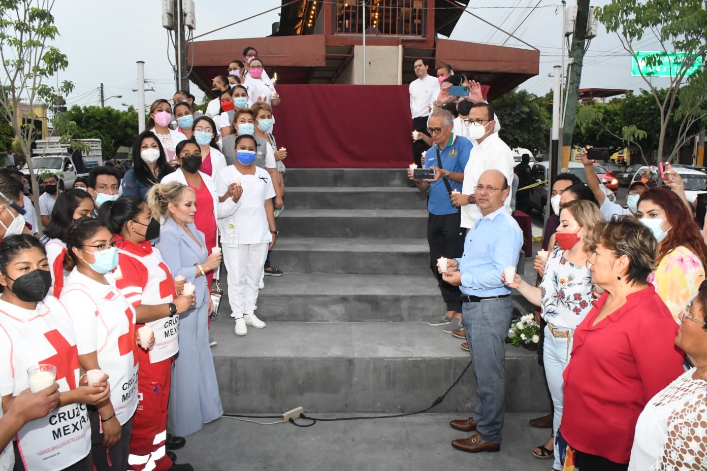 Develan memorial para honrar a trabajadores de la salud que perdieron la vida durante la pandemia COVID-19