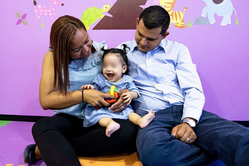 Joven pareja ADOPTA a bebé que estaba al resguardo del DIF Morelos