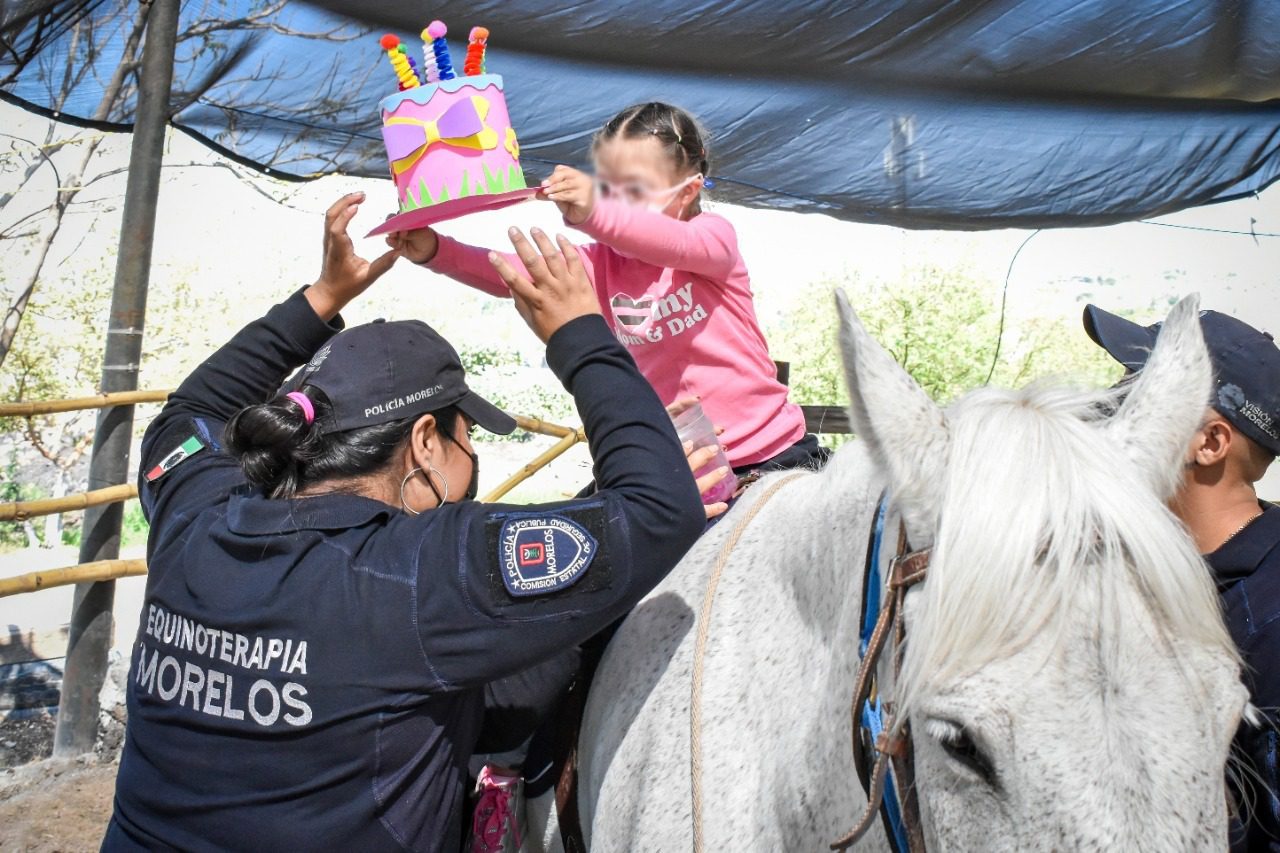 Invita Policía Montada de Morelos a sesiones de equinoterapia para niñas y niños