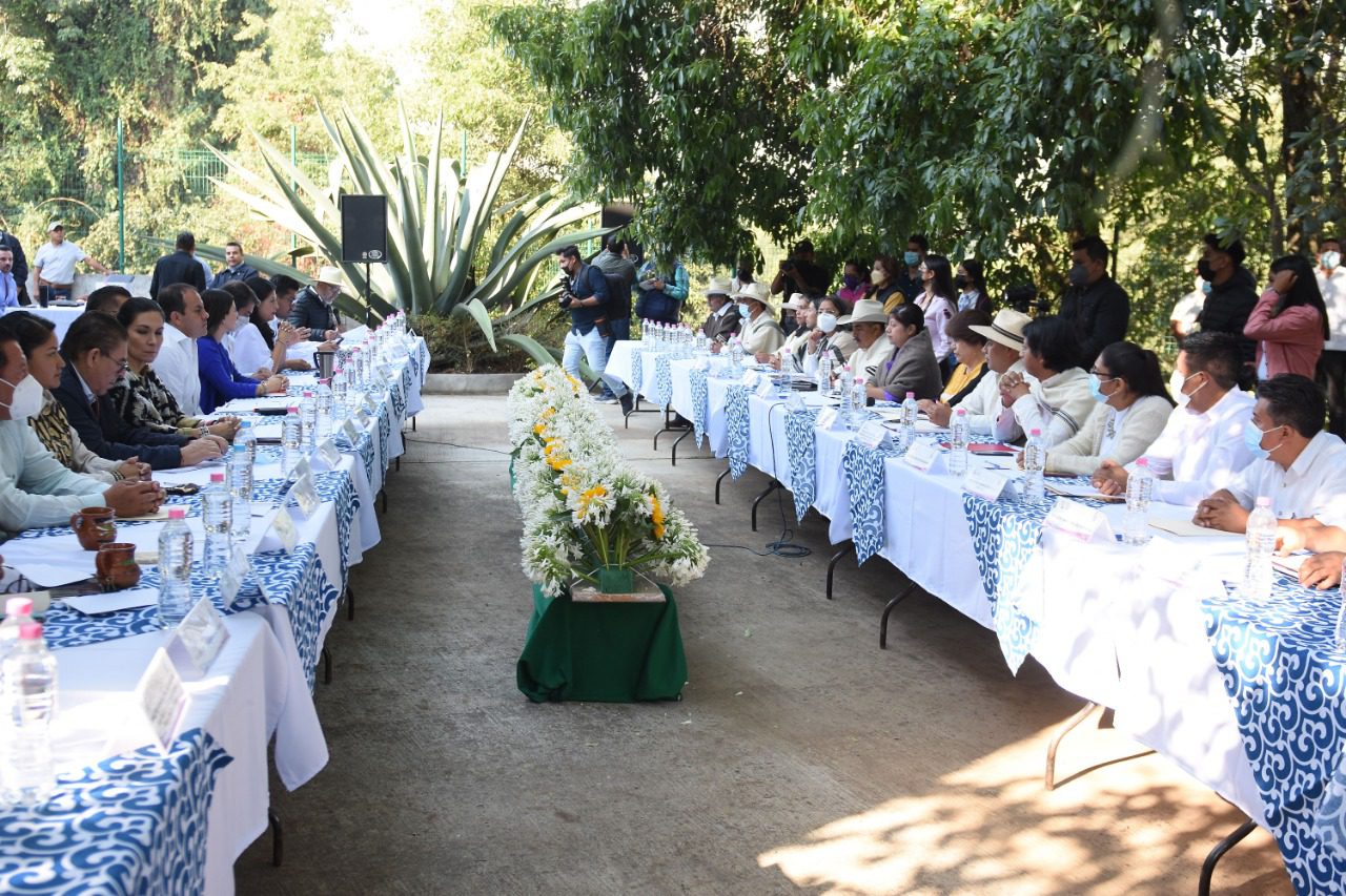 Acuerdan obras para el municipio indígena de Hueyapan