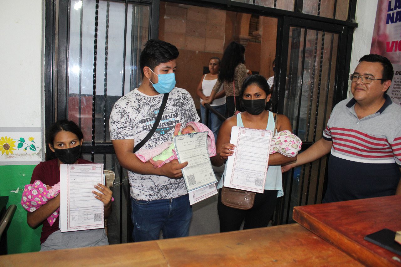 Trillizas reciben acta de nacimiento GRATIS en Miacatlán