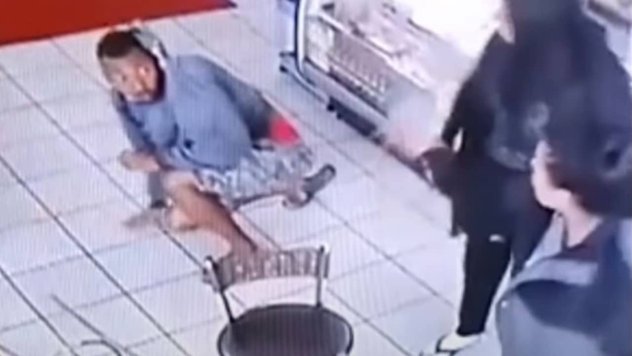 [VIDEO] Acosador recibe paliza por tocar la pierna de una mujer en Brasil