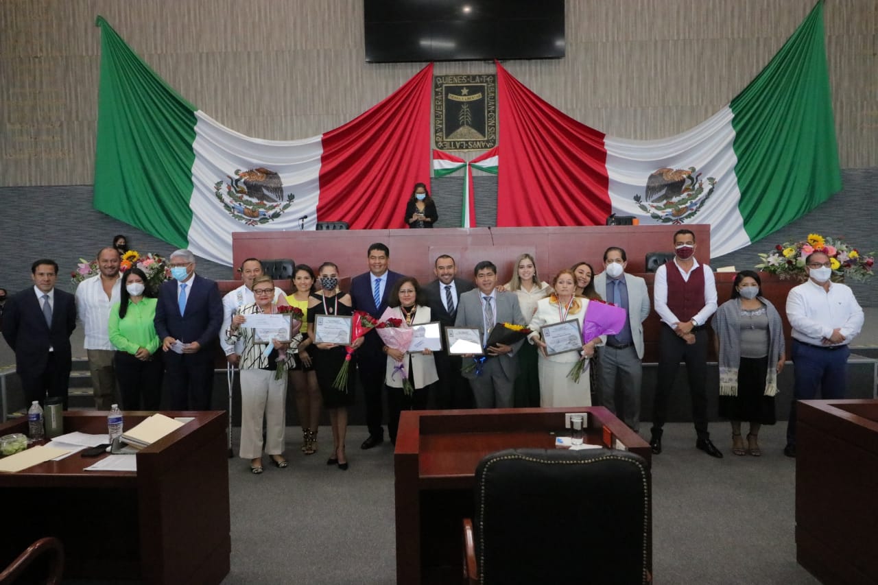 Entrega Congreso la Presea al Mérito Docente 2022