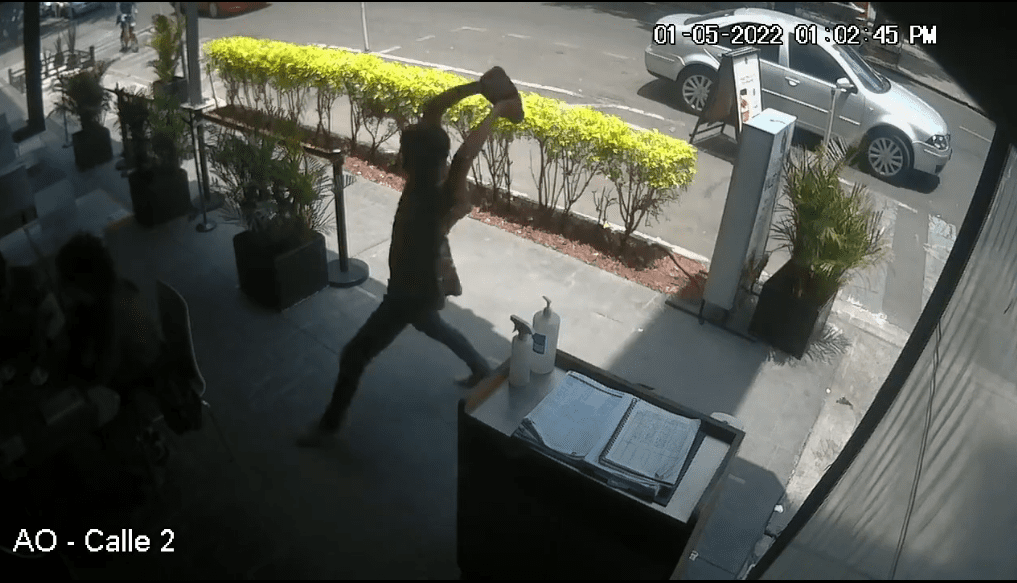[VIDEO] Sujeto agrede con un ladrillo a joven en CDMX
