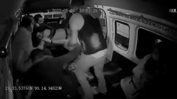 [VIDEO] Pasajeros golpean a ladrón en transporte público de Naucalpan