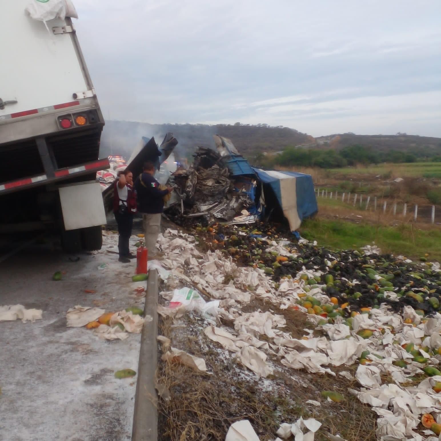 Impactan dos tráilers en la autopista Siglo XXI, saldo una persona mu3rta