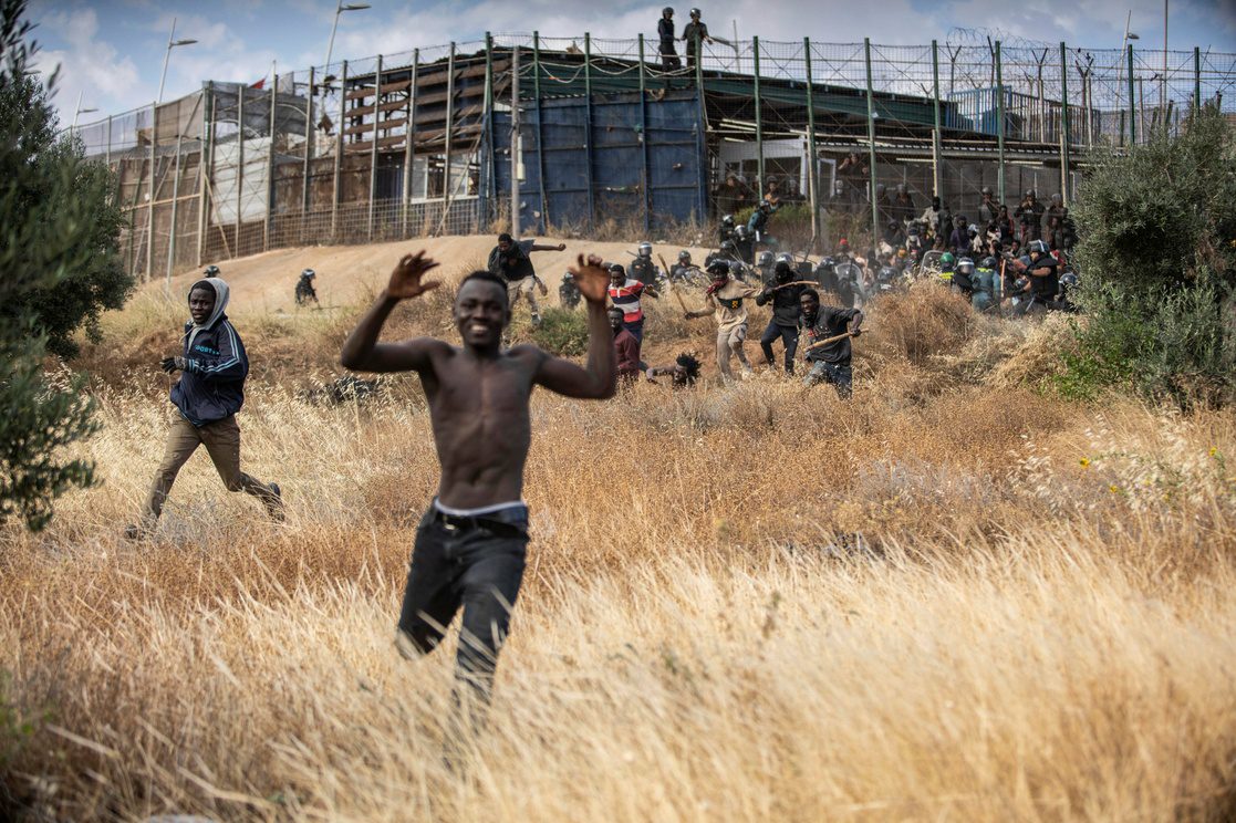 [VIDEO] Migrantes mueren en estampida al intentar ingresar a España