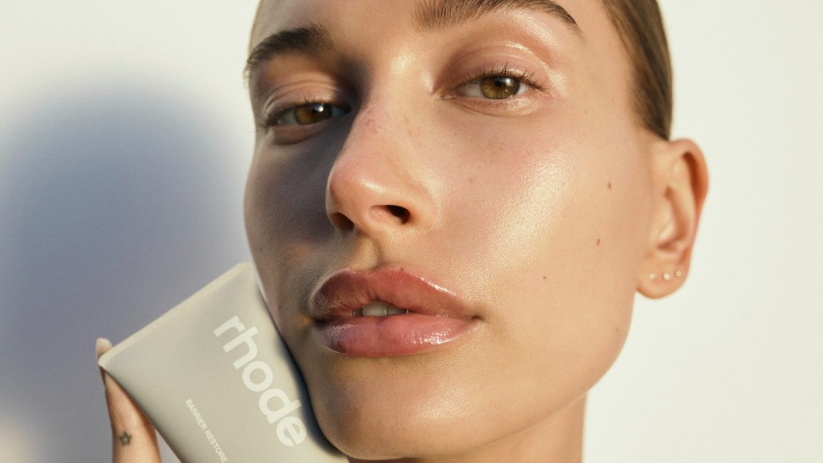 Hailey Bieber recibe demanda por marca de su skin care
