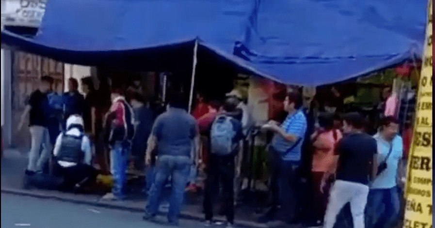 [VIDEO] Ciudadanos y tránsito somenten a presunto ladrón en Cuernavaca