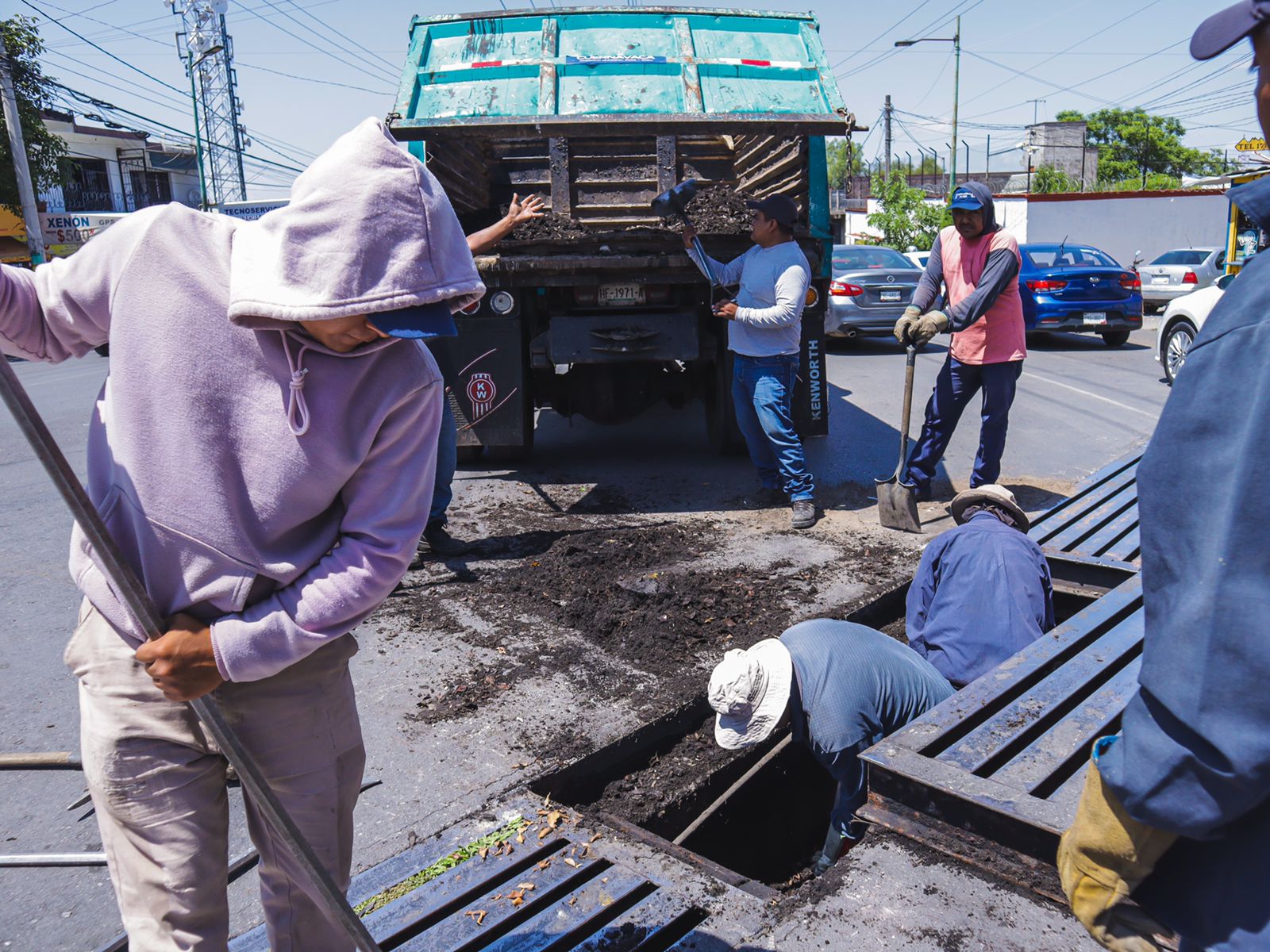 Reparan y sustituyen alcantarillas en Cuernavaca