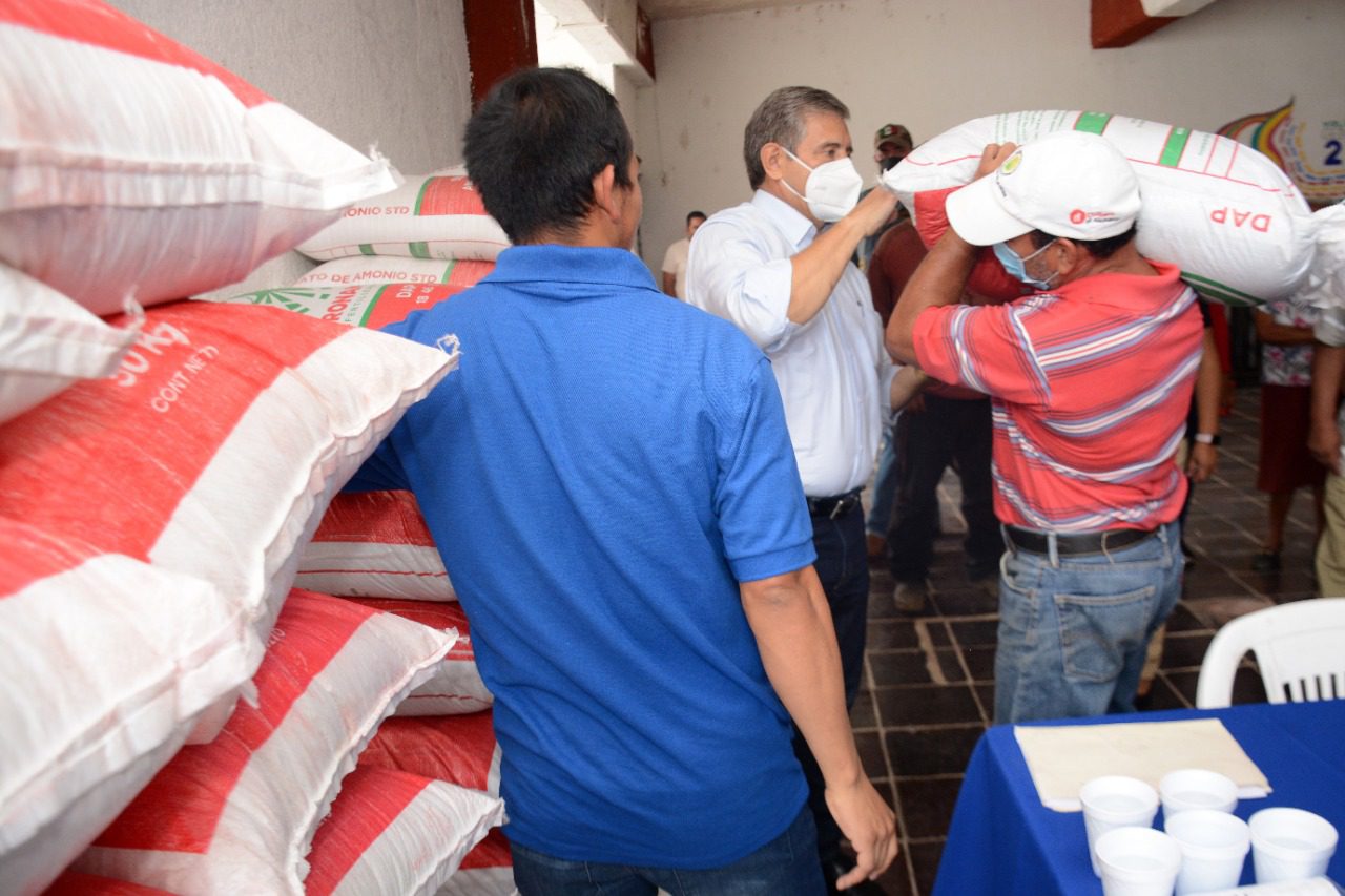 Entrega JL Urióstegui fertilizante a productores de Cuernavaca