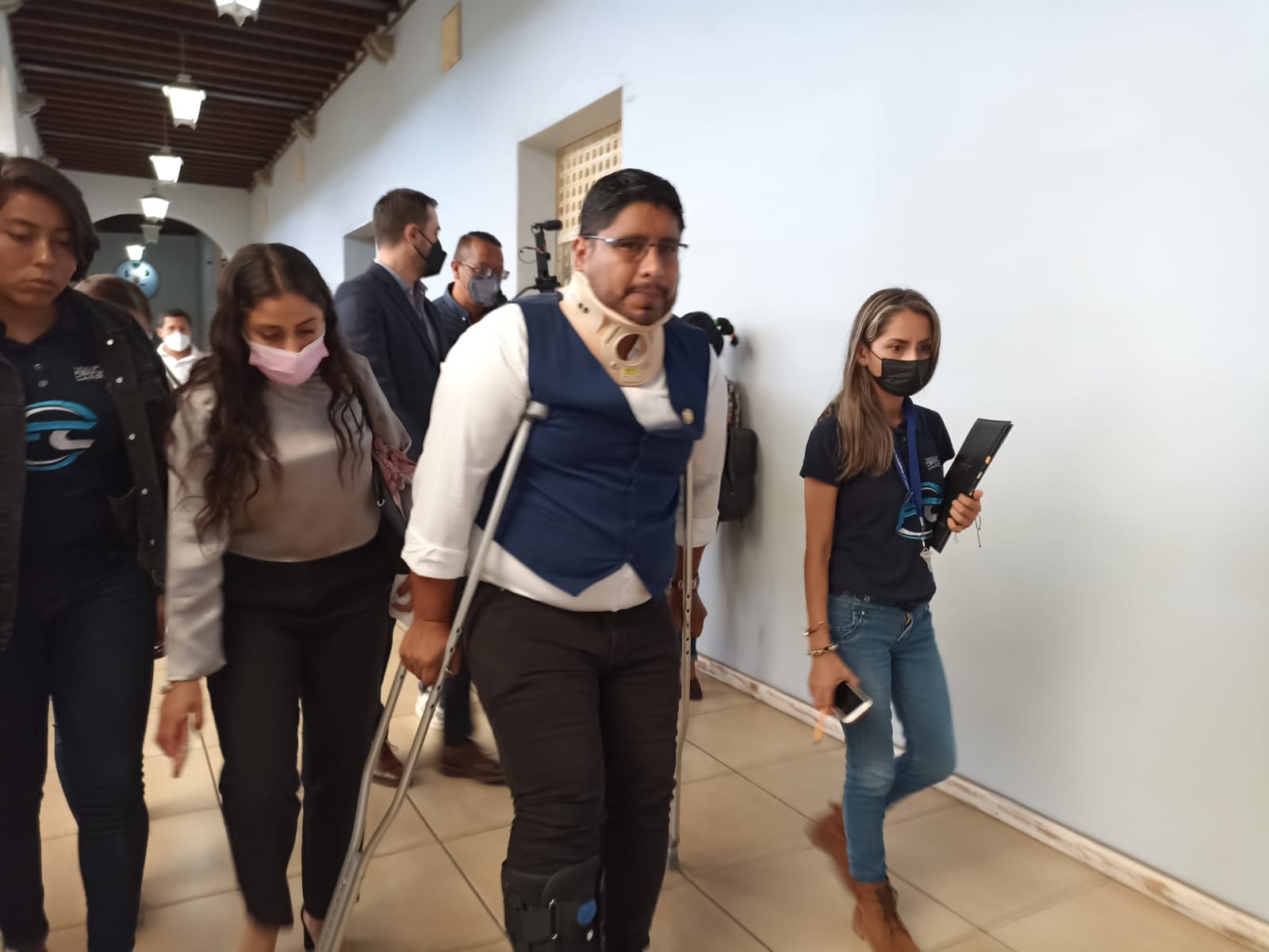 Con todo y muletas, regresan funcionarios de Cuernavaca a sus actividades