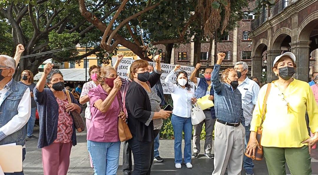Mestros jubilados y pensionados exigen pago de su prima vacacional