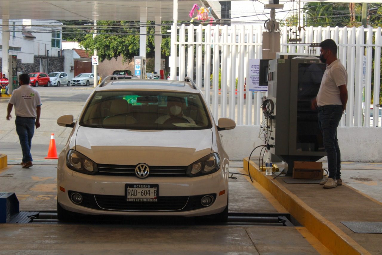 Junio, último mes para verificar sin multa autos con engomado azul