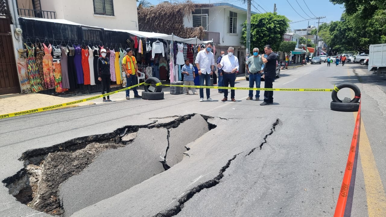 Autoridades de Cuernavaca acordonan la zona de riesgo del socavón en Teopanzolco