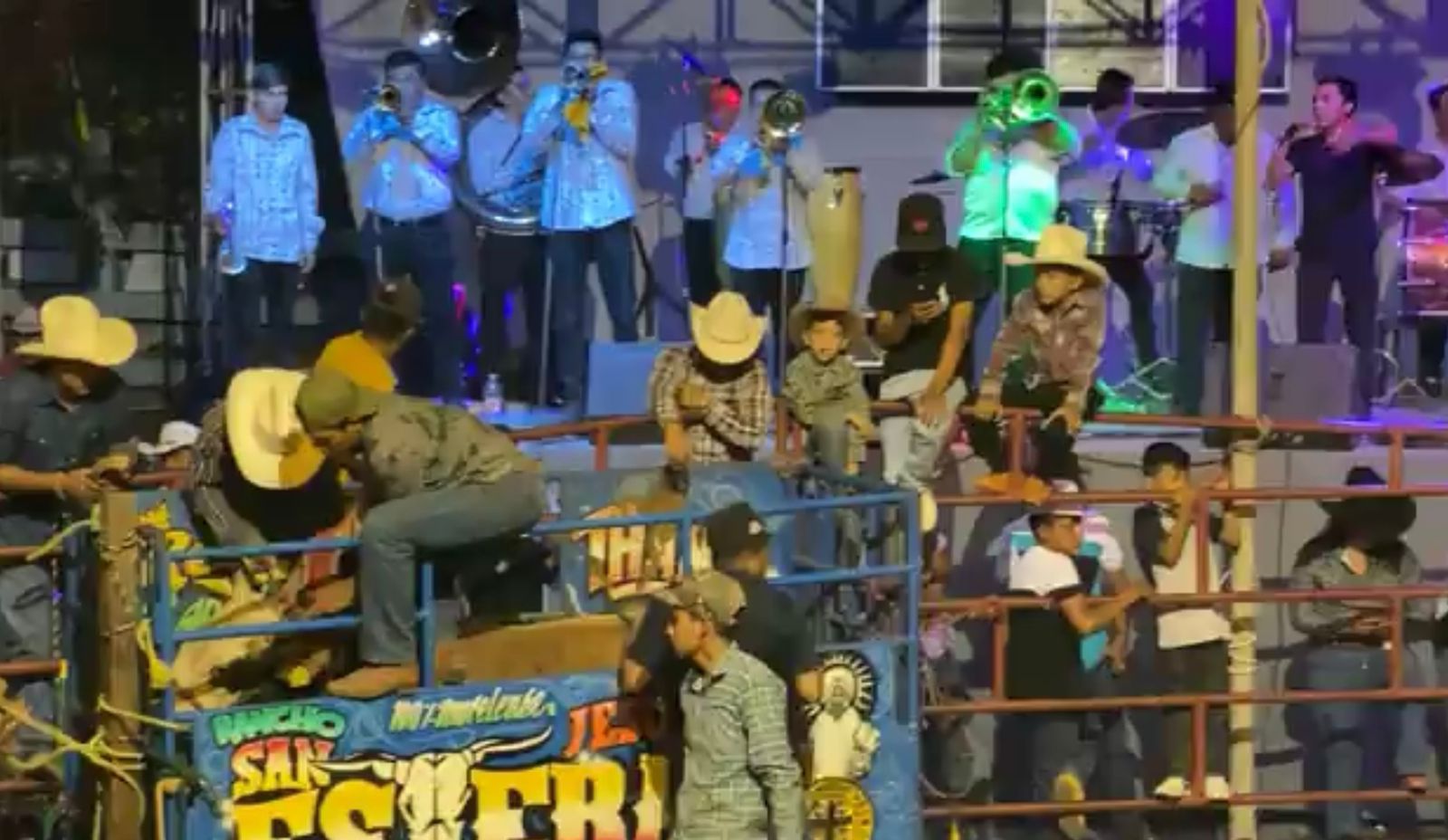 Mu3re niño de seis años en jaripeo de Tlaltizapán