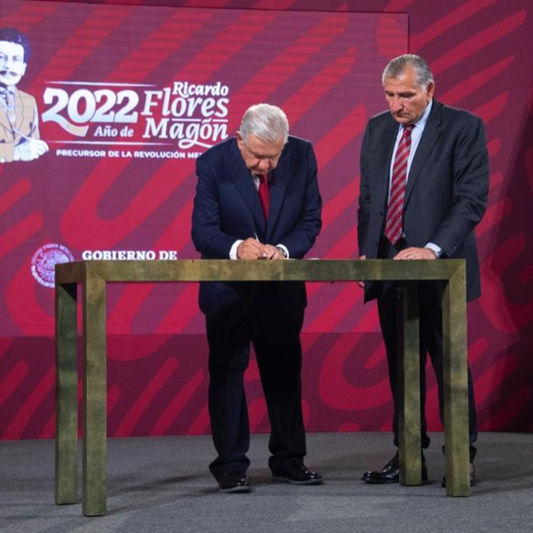 AMLO firma decreto para garantizar agua en NL por 10 años