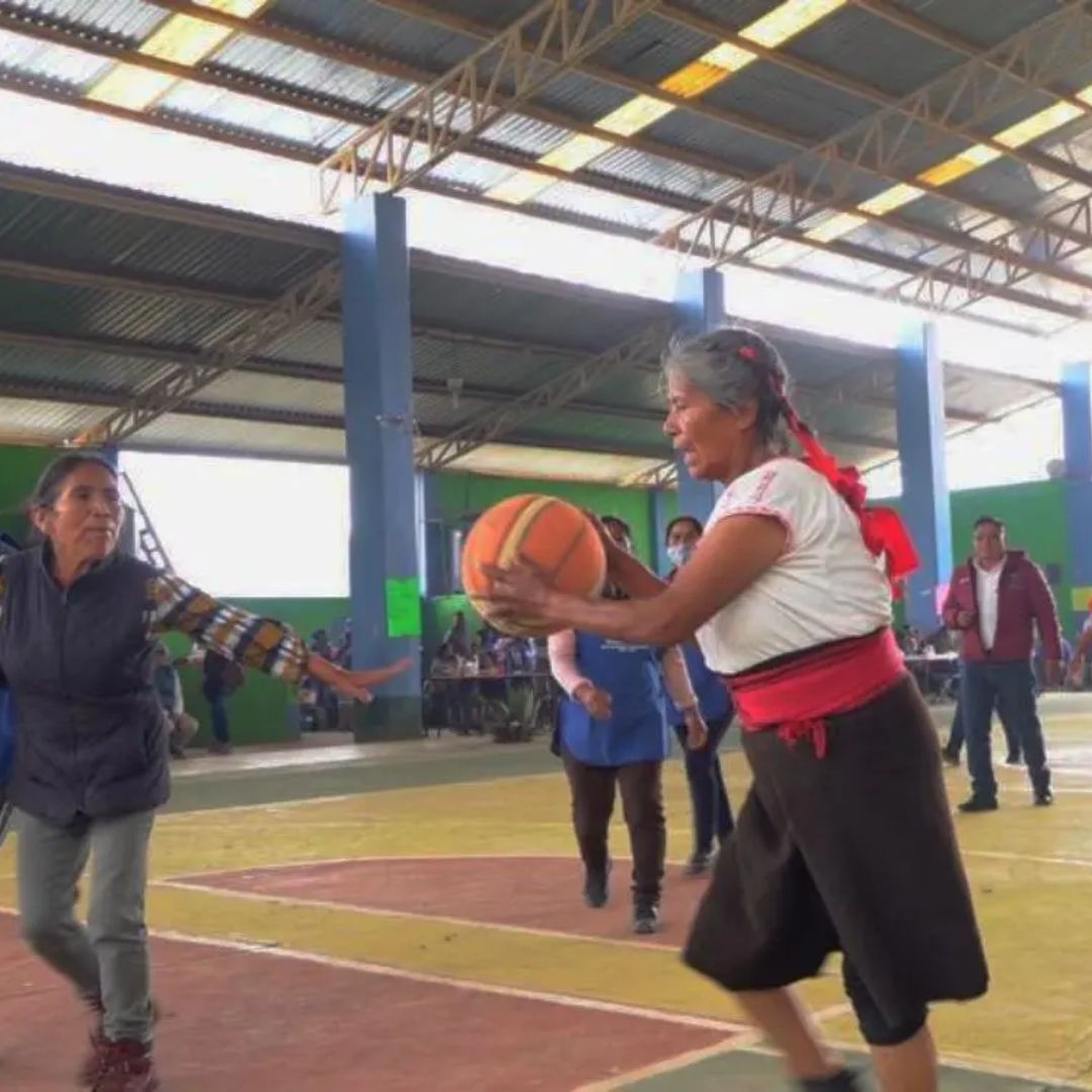 [VIDEO] Mujer sorprende jugando básquetbol a sus 71 años