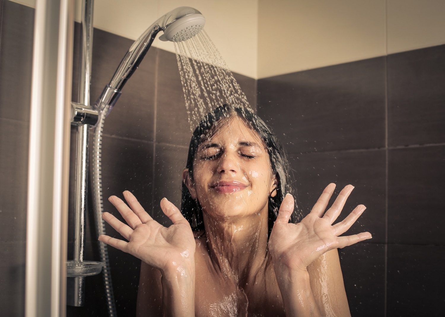 Revela la Universidad de Harvard que bañarse diario afecta la salud