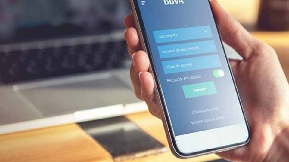 Acusa Verónica Bravo a BBVA de no ayudar a recuperar ahorros tras sufrir robo de celular