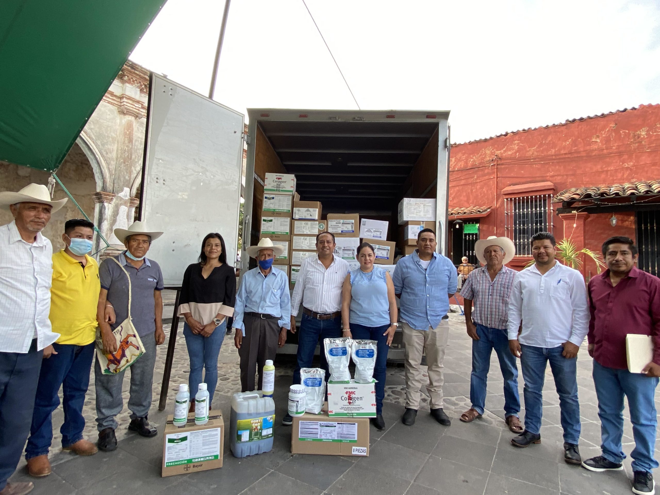 Entrega Sedragro fertilizantes a productores del campo de Tlayacapan