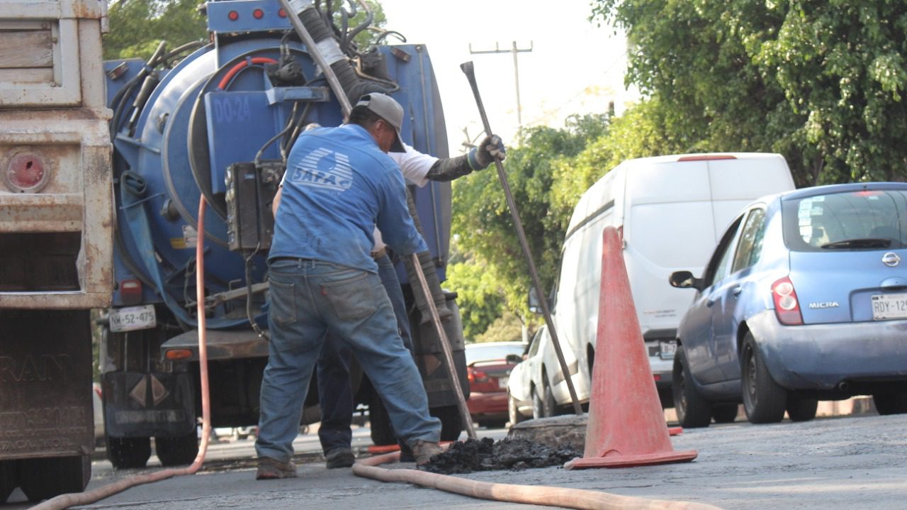 Trabaja SAPAC en desazolve de alcantarillado en colonias de Cuernavaca