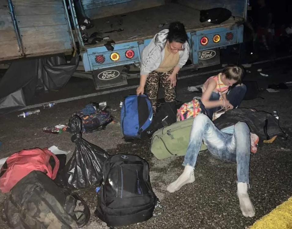Volca camión con migrantes en Chiapas; aseguran que fue provocado por la GN