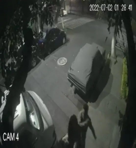 [VIDEO] Hombre lanza ladrillo a una pareja lésbica mientras se besaban en CDMX