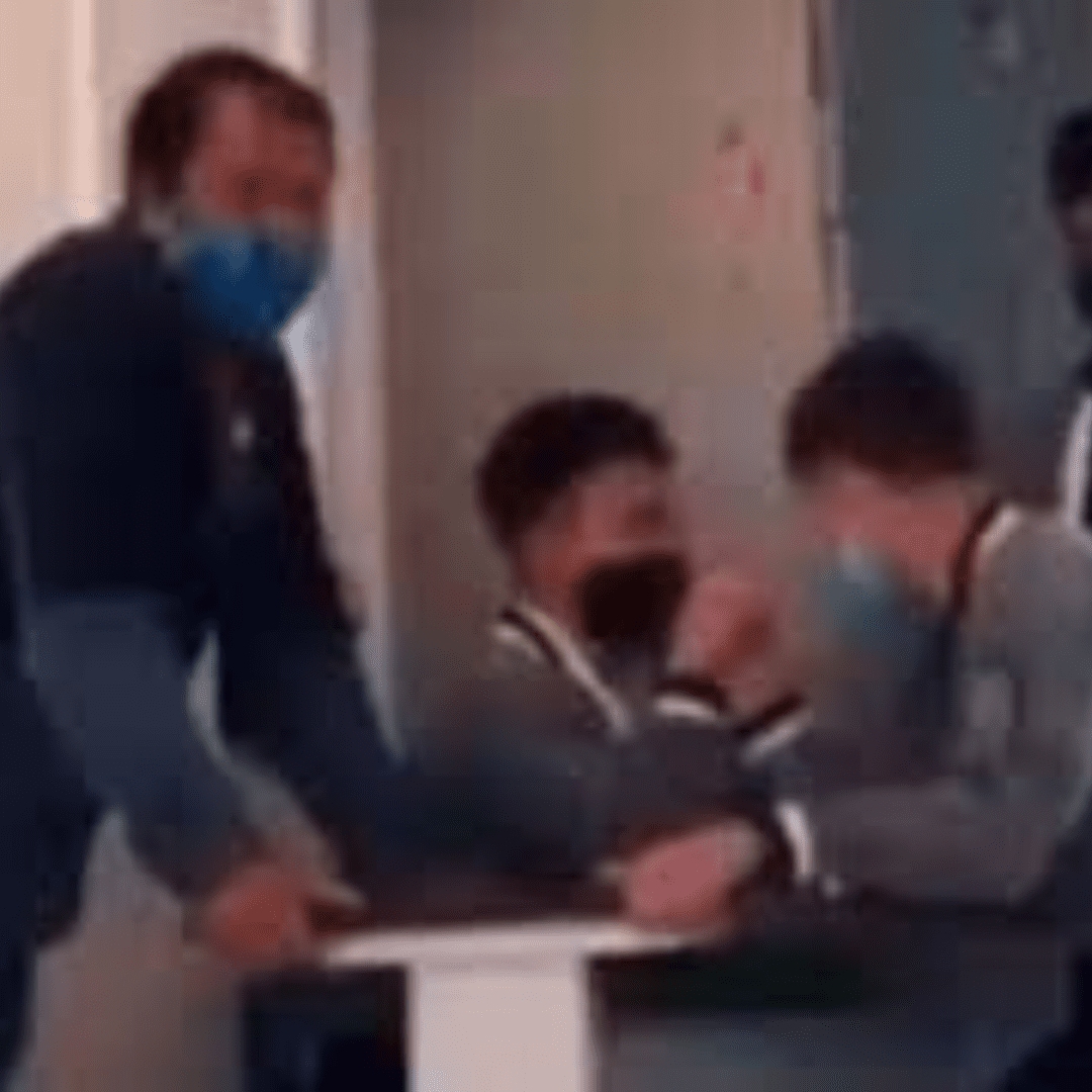 Juegan “fuercitas” y alumnos sale fracturado; profesor es despedido