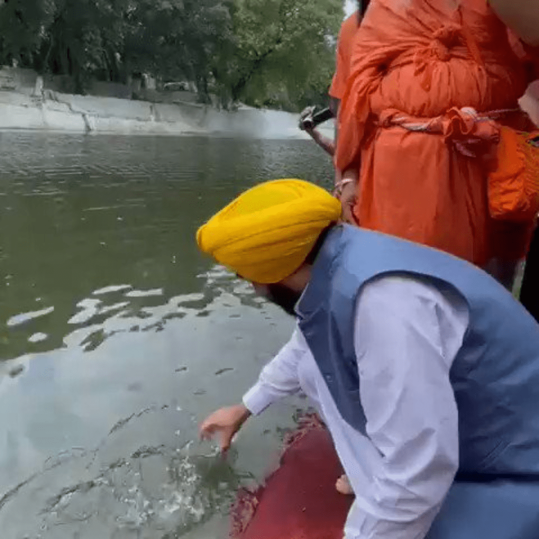 [VIDEO] Ministro indio bebe agua para demostrar que no está contaminada y termina en el hospital