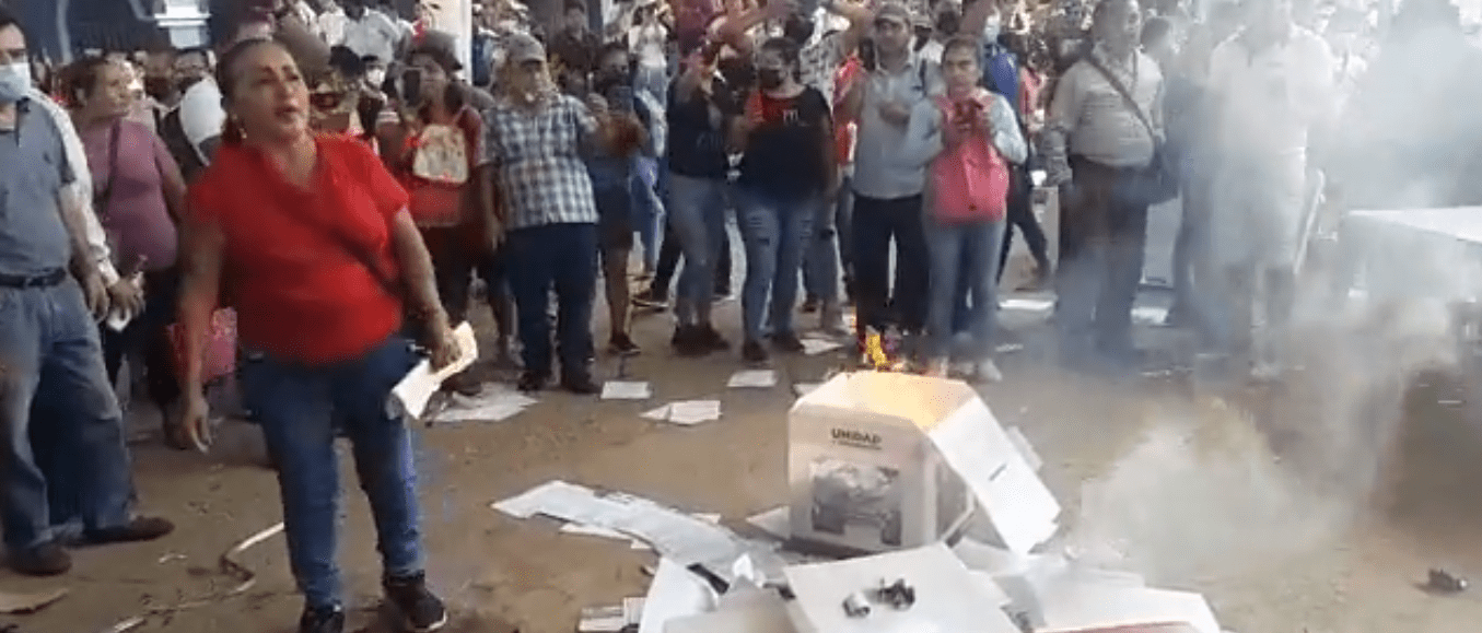 [VIDEO] Queman urnas durante elecciones internas de Morena en Chiapas
