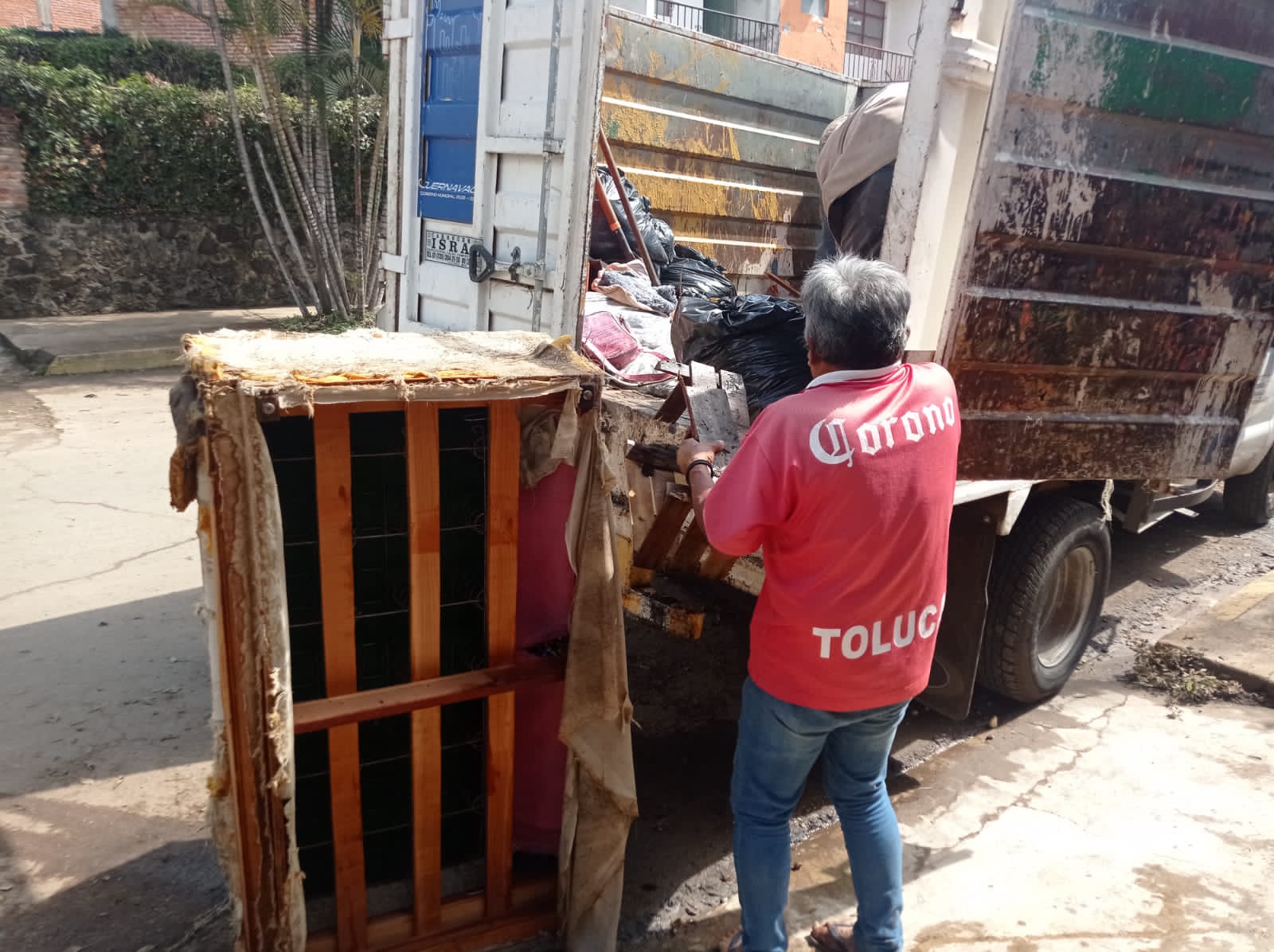 Apoyan con limpieza a familias afectadas por la lluvia en Cuernavaca