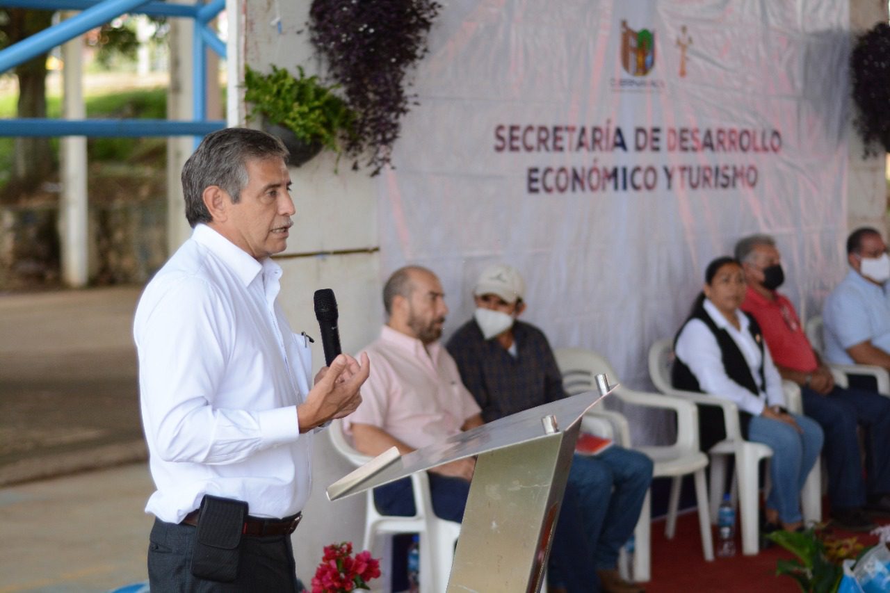 Entregan fertilizantes a productores ornamentales de Cuernavaca