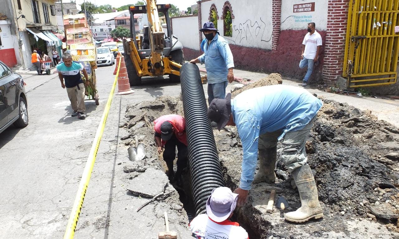 Reparan tubería y hundimiento en el circuito del mercado ALM en Cuernavaca