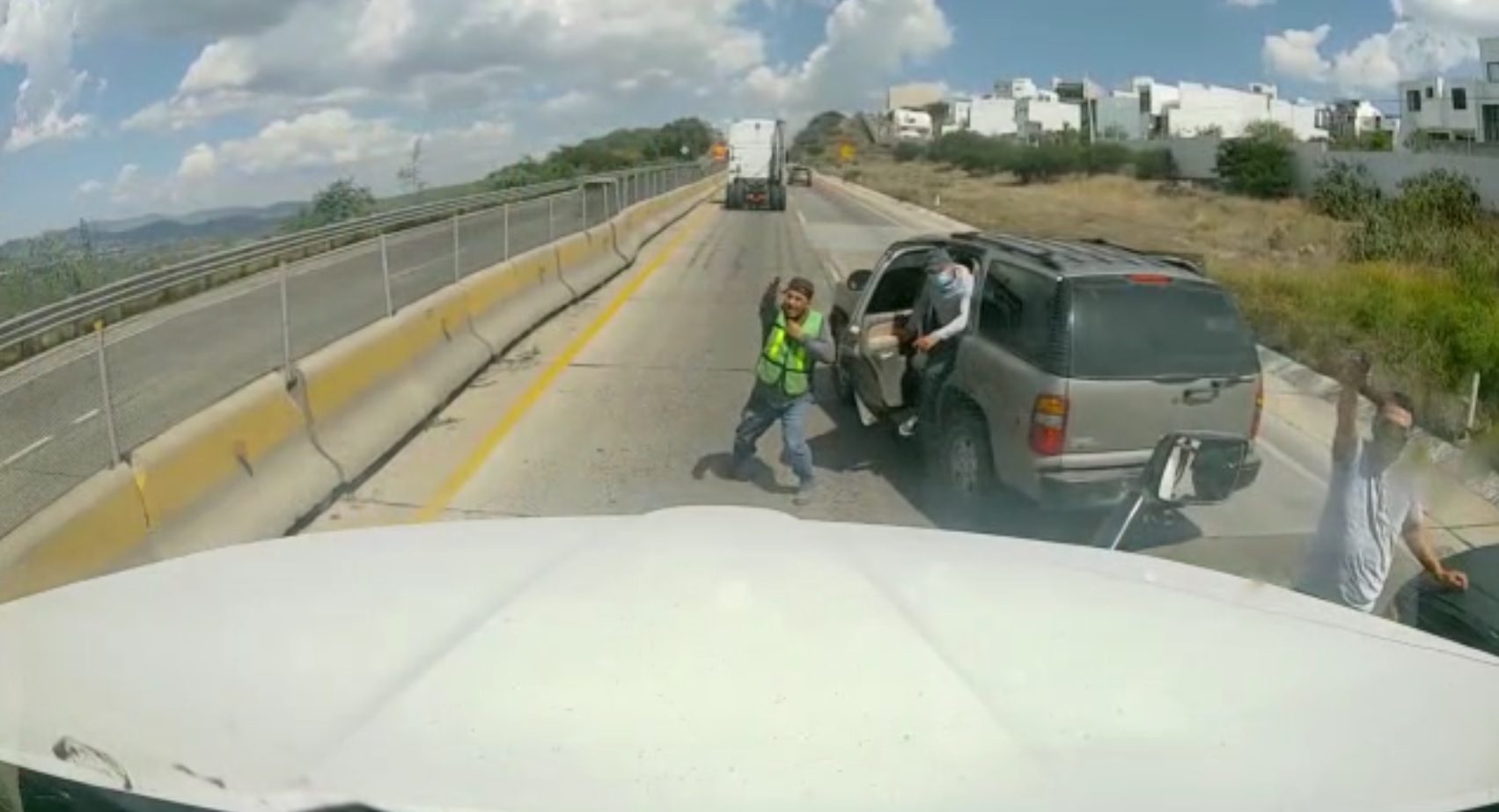[VIDEO] Sujetos armados asaltan tráiler en Querétaro