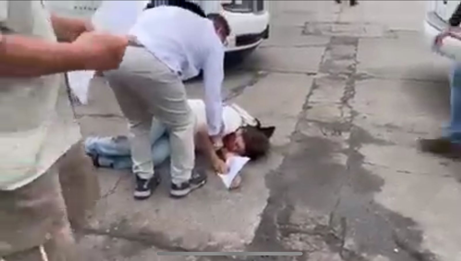 [VIDEO] Mujer cae al suelo tras sujetarse de la camioneta de AMLO en Sonora