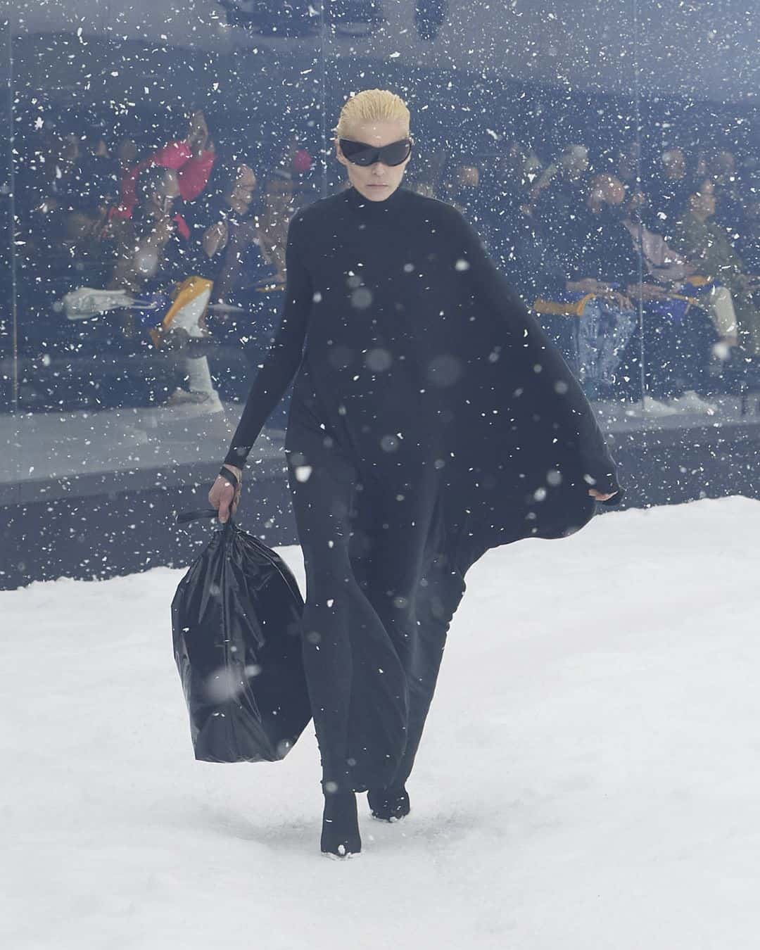 Balenciaga vende bolsa de basura en 36 mil pesos