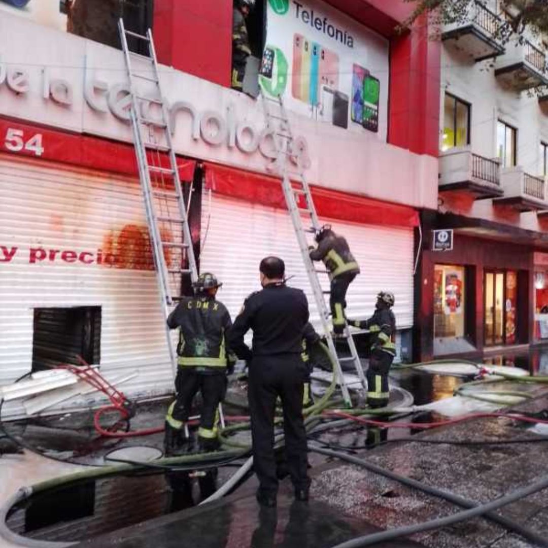 Se incendian locales en la plaza de la tecnología en CDMX