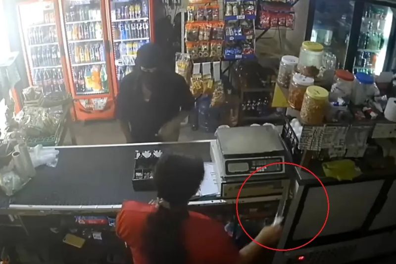 [VIDEO] Mujer frustra asalto en una tienda de Colima