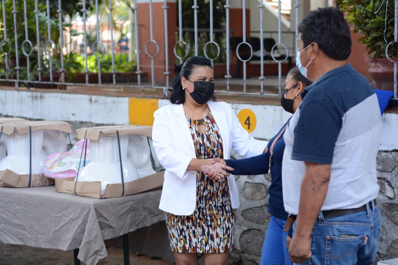 Entregan apoyos sociales a ciudadanos de Ocotepec