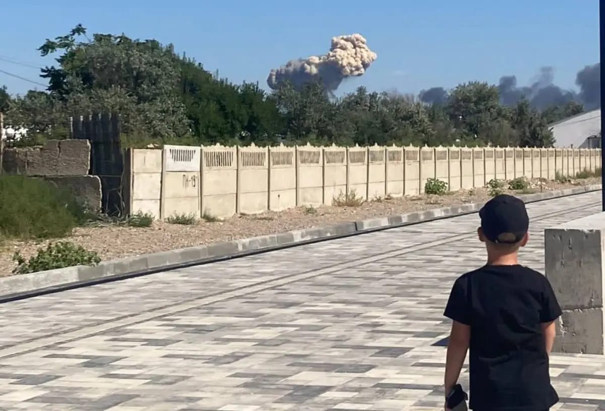 Reportan fuertes explosiones en base militar aérea de Rusia