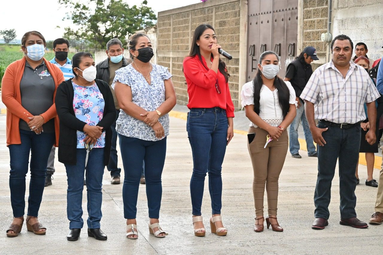 Alma Delia Reyes, alcaldesa de Atlatlahucan entrega pavimentación en la comunidad Los Cerritos