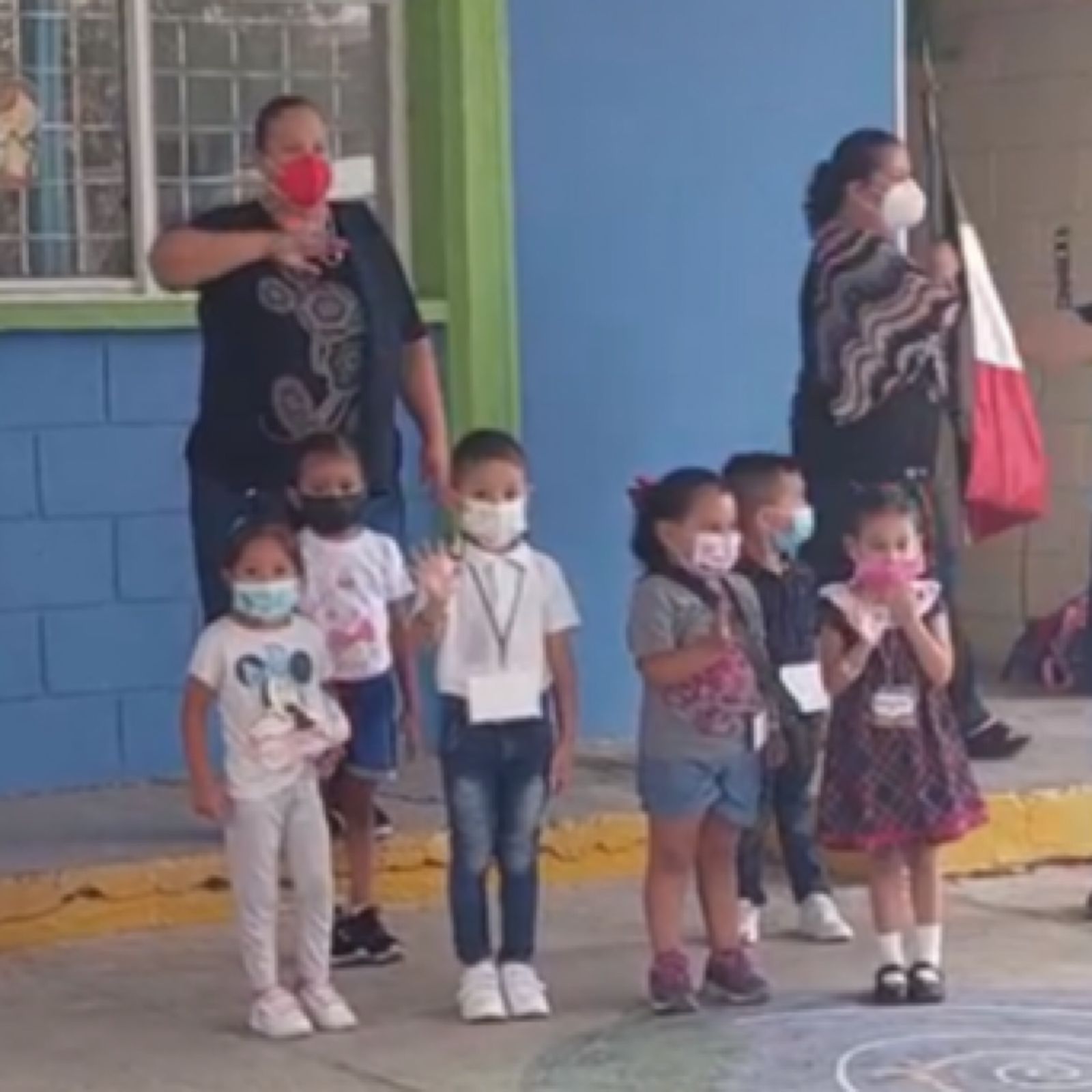 [Video] Así saludan a la bandera en jardín de niños de San Nicolás NL