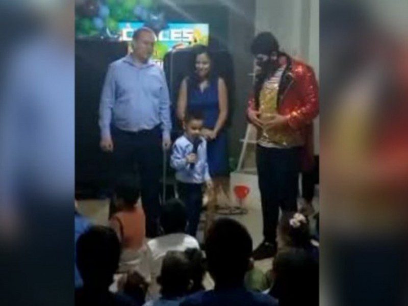 [VIDEO] Yo no quería que vinieran: dice niño a sus invitados