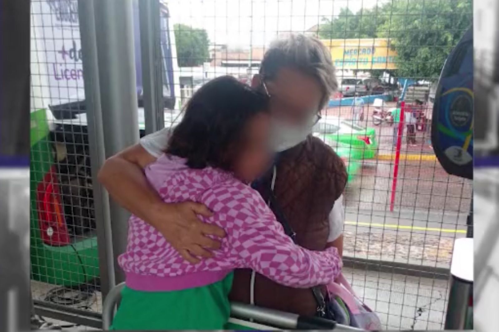 [VIDEO] Ayudan a niña a encontrar a su abuelita en León