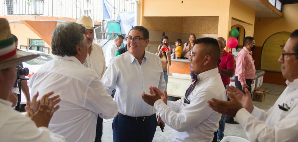 Se reúne Víctor Mercado con organizaciones de taxistas